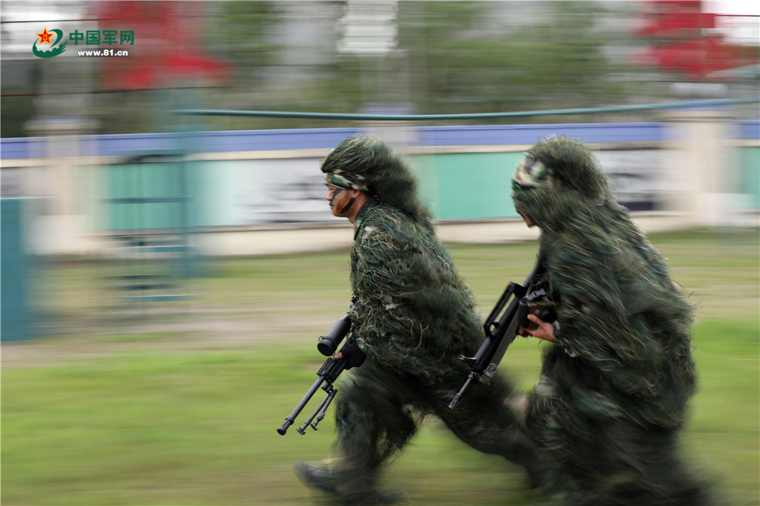 两名狙击手迅速占领狙击位置.