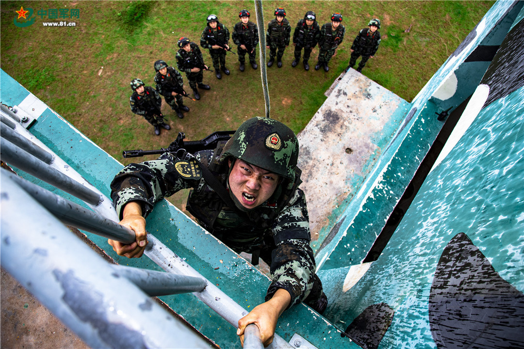 楼房攀登.覃红岩 摄