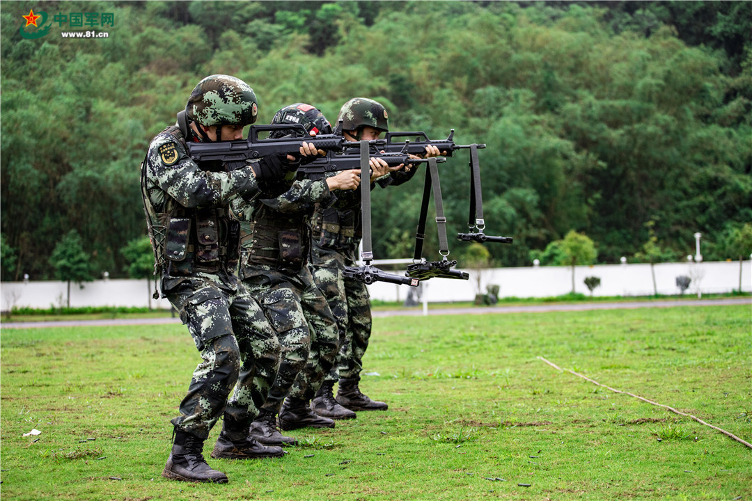 据枪瞄准训练.覃红岩 摄
