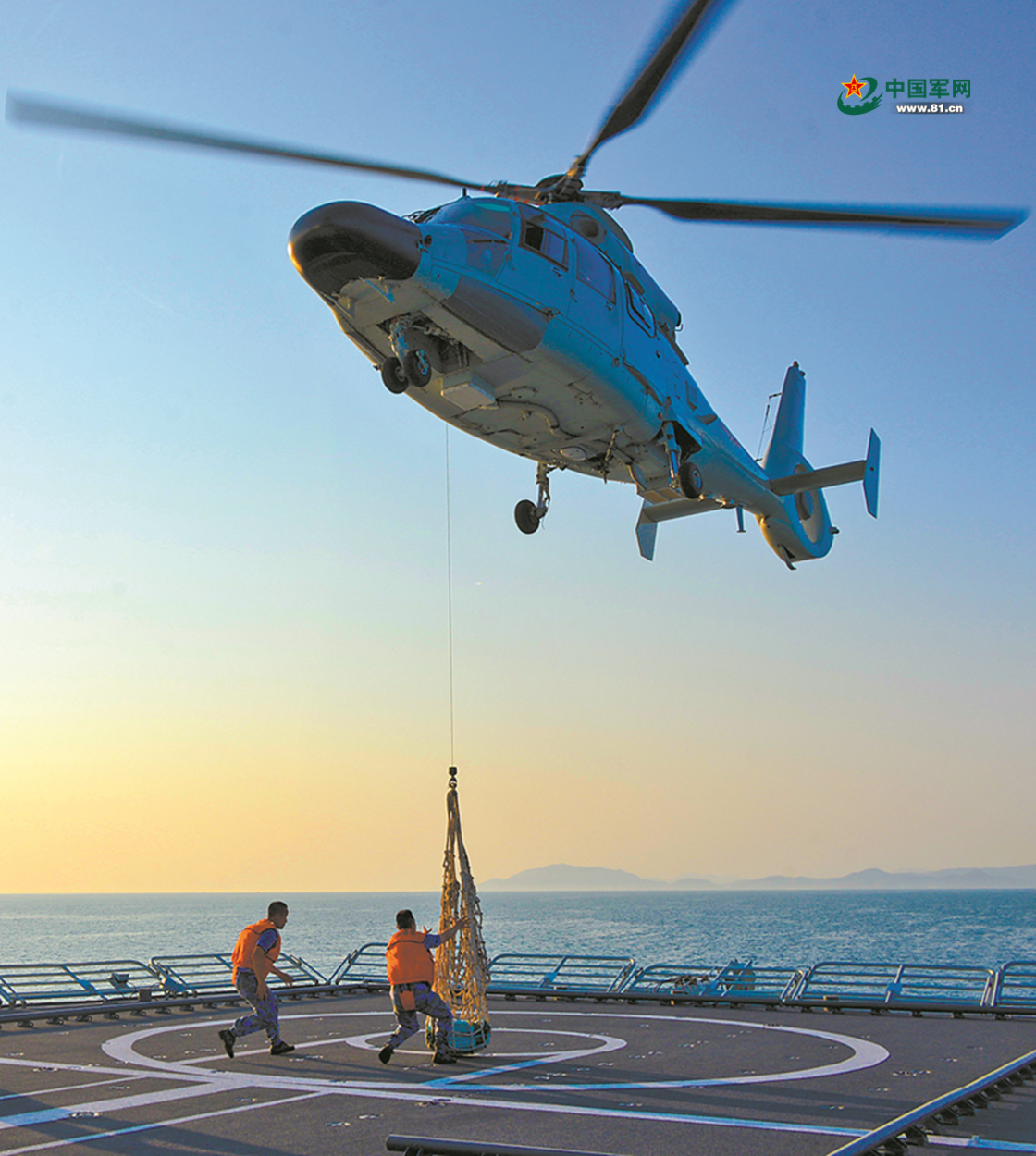 青海湖舰连续多日开展海上实战化训练 碧海深处练补给