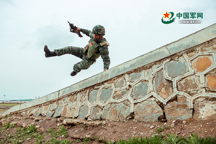 "炎值"飙升,直击夏日武警特战训练场
