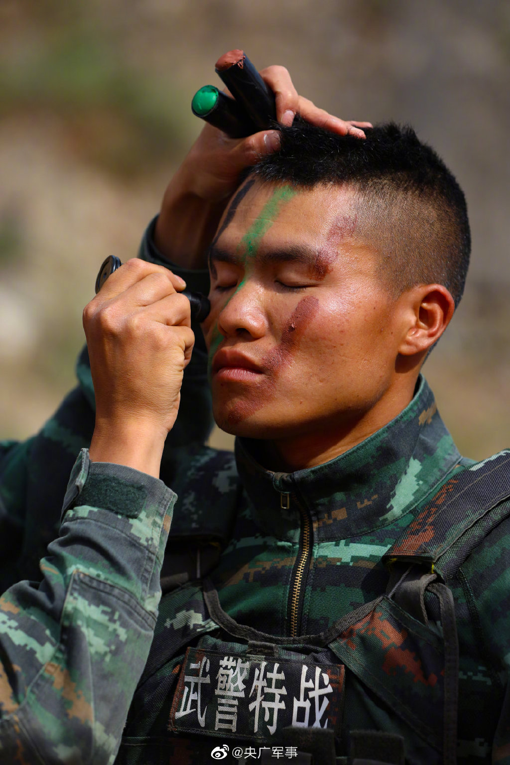 武警特战队员野外驻训高清大图 - 中国军网