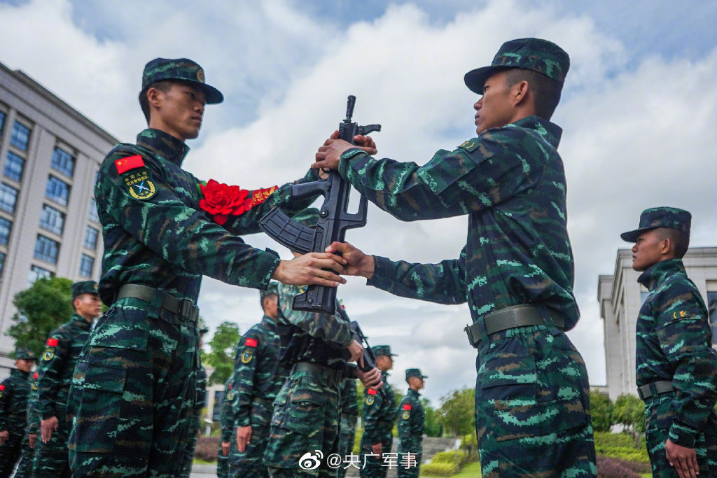 再见,战友!武警特战队员退役仪式交接现场 - 中国军网