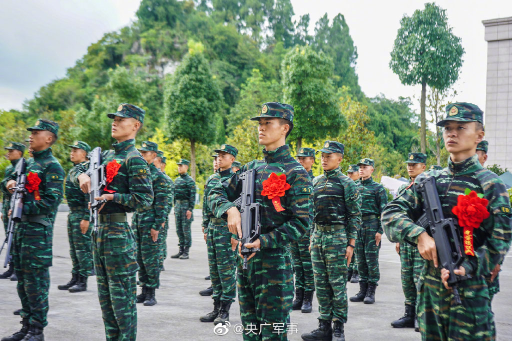 再见,战友!武警特战队员退役仪式交接现场 - 中国军网