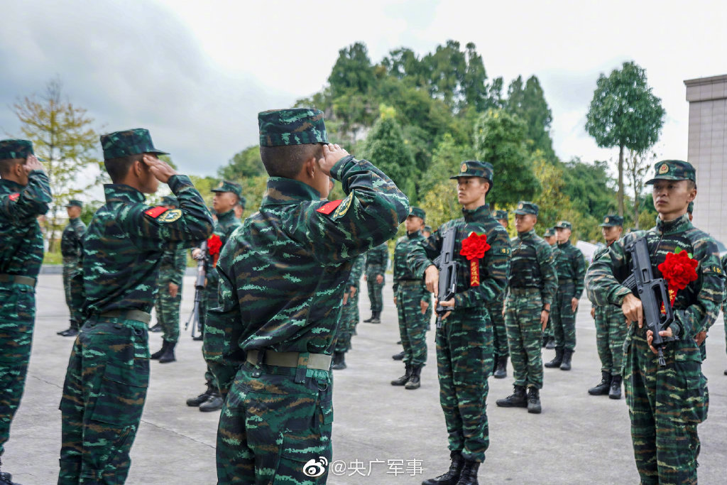 再见,战友!武警特战队员退役仪式交接现场 - 中国军网