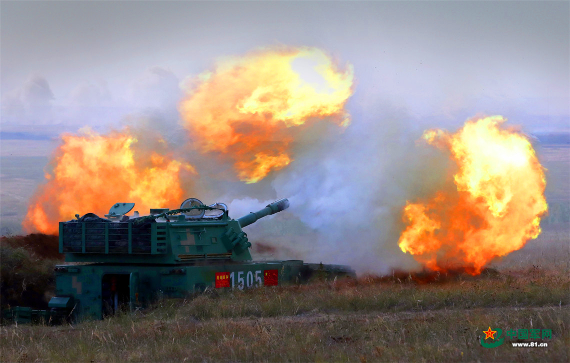 我军自行榴弹炮对"敌"进行火力打击.