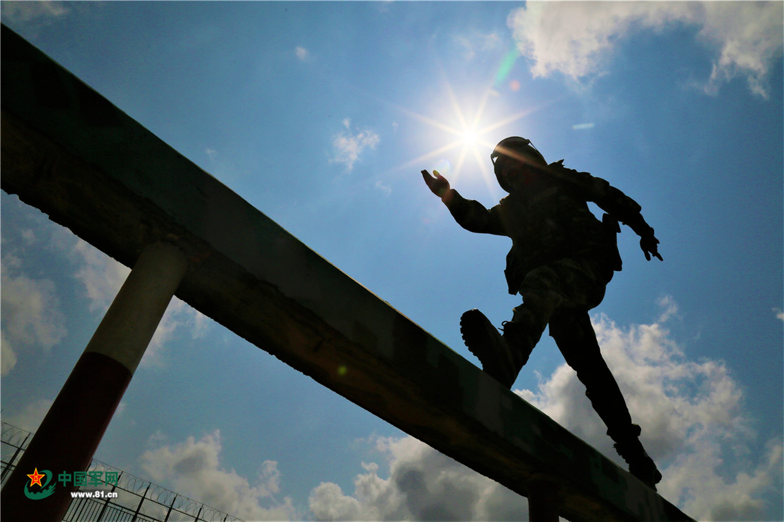 2019年4月24日,400米障碍训练中,一名武警官兵快速通过独木桥.