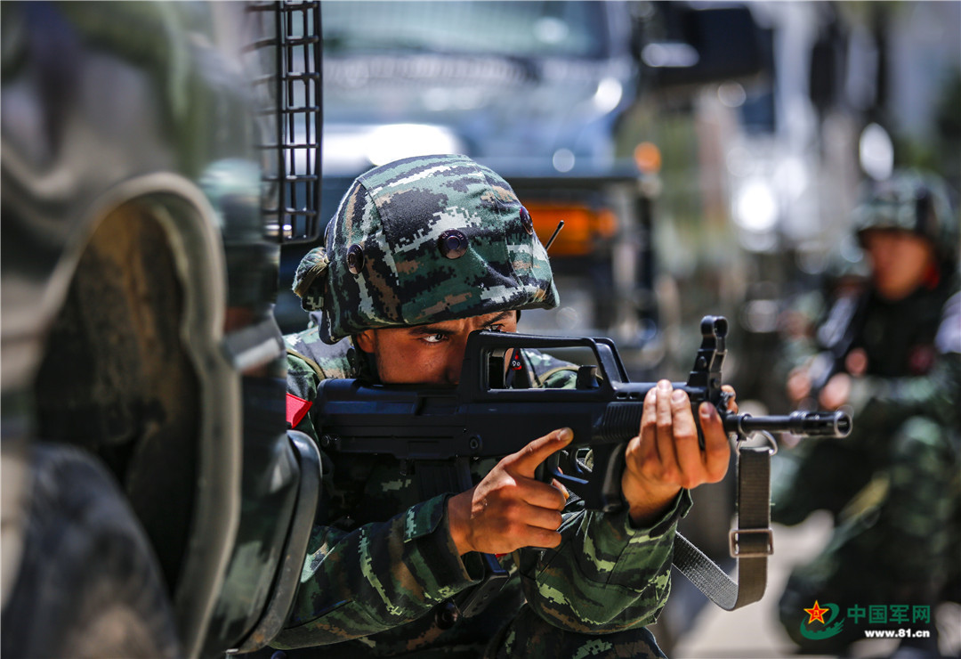 6月13日,武警甘肃总队机动支队特战官兵正在进行反劫持战斗演练.