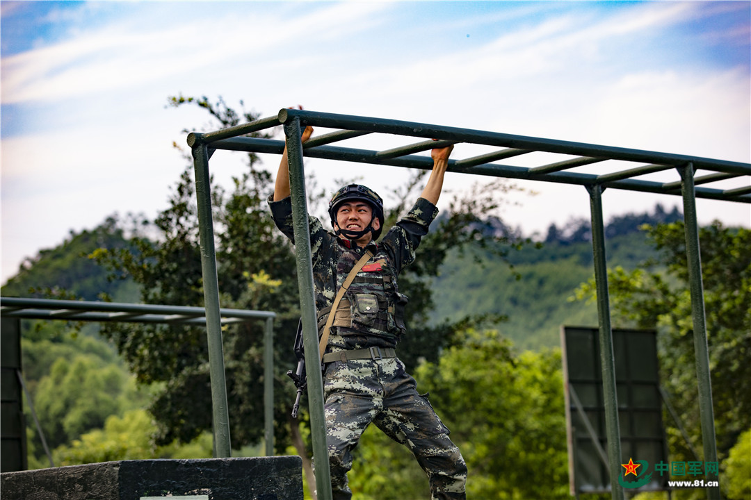 武警官兵快速通过云梯.