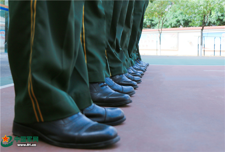 队列要横平竖直 用余光偷瞄一下臂线 有没有标齐  班长说 军人的皮鞋