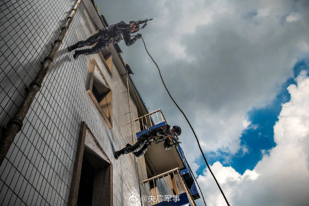 超帅壁纸!直击武警特战尖兵训练场 - 中国军网