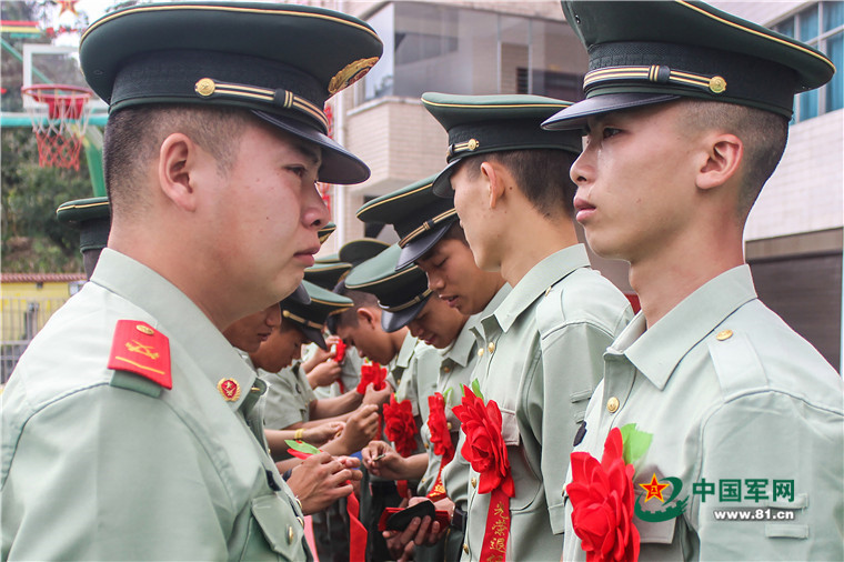 感动武警黔西南支队为退役老兵暖心送行