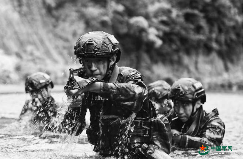 盛夏时节,武警贵阳支队开展水上反恐训练,检验特战队员实战化训练