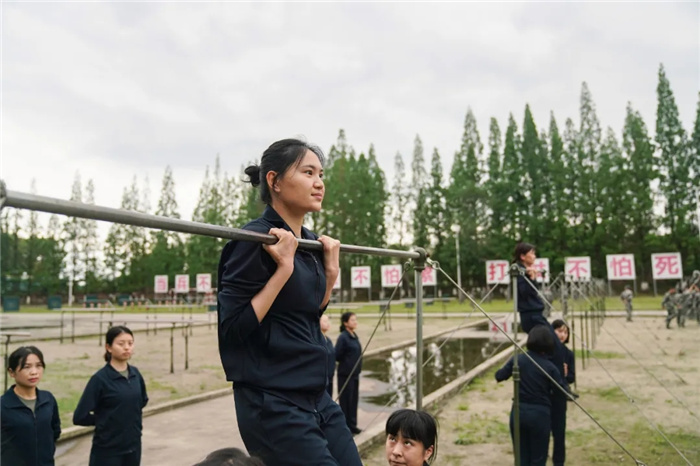 连队将三千米跑,曲臂悬垂,蛇形跑等科目纳入训练计划,坚持科学施训,先