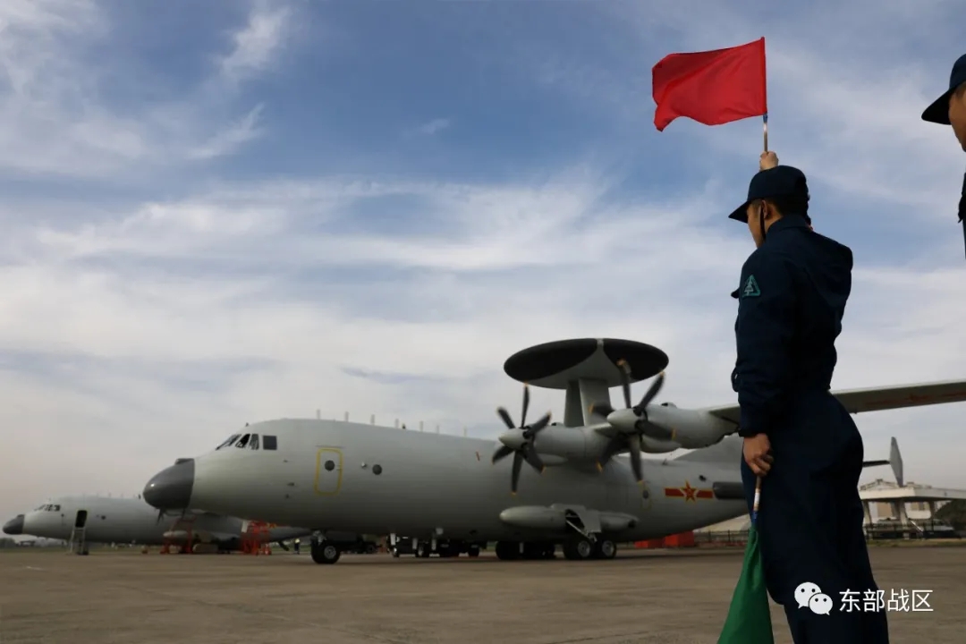 東部戰區海軍航空兵某部組織長航時連續跨晝夜飛行訓練