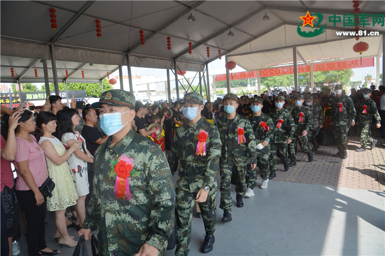 广东潮州:629名新兵携笔从戎分批奔赴军营