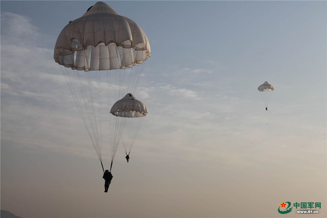 看空降新兵如何实现人生"第一跳" - 中国军网