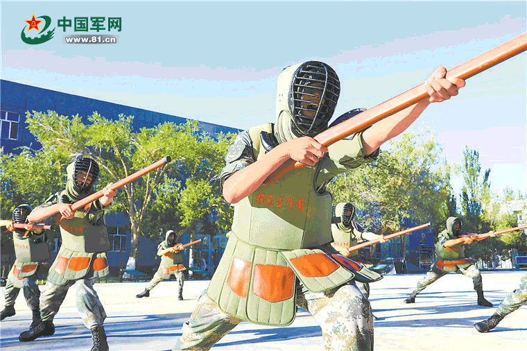 "杀,杀,杀!"速度围观这场百人刺杀操表演