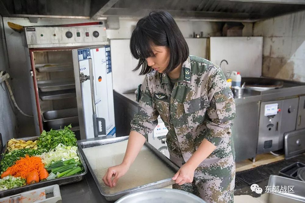 在部队当炊事女兵是怎样一种体验? - 中国军网