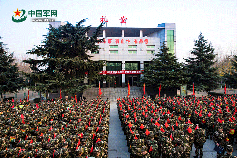 部队拉练完给学校送锦旗,这途中发生了啥