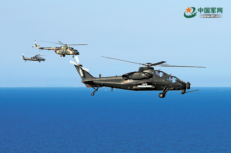 东部战区陆军某旅组织直升机海上低空编队飞行训练